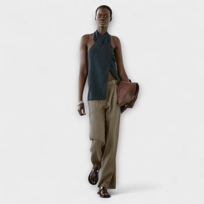 Hannah - Haut à col halter bleu avec découpe au dos