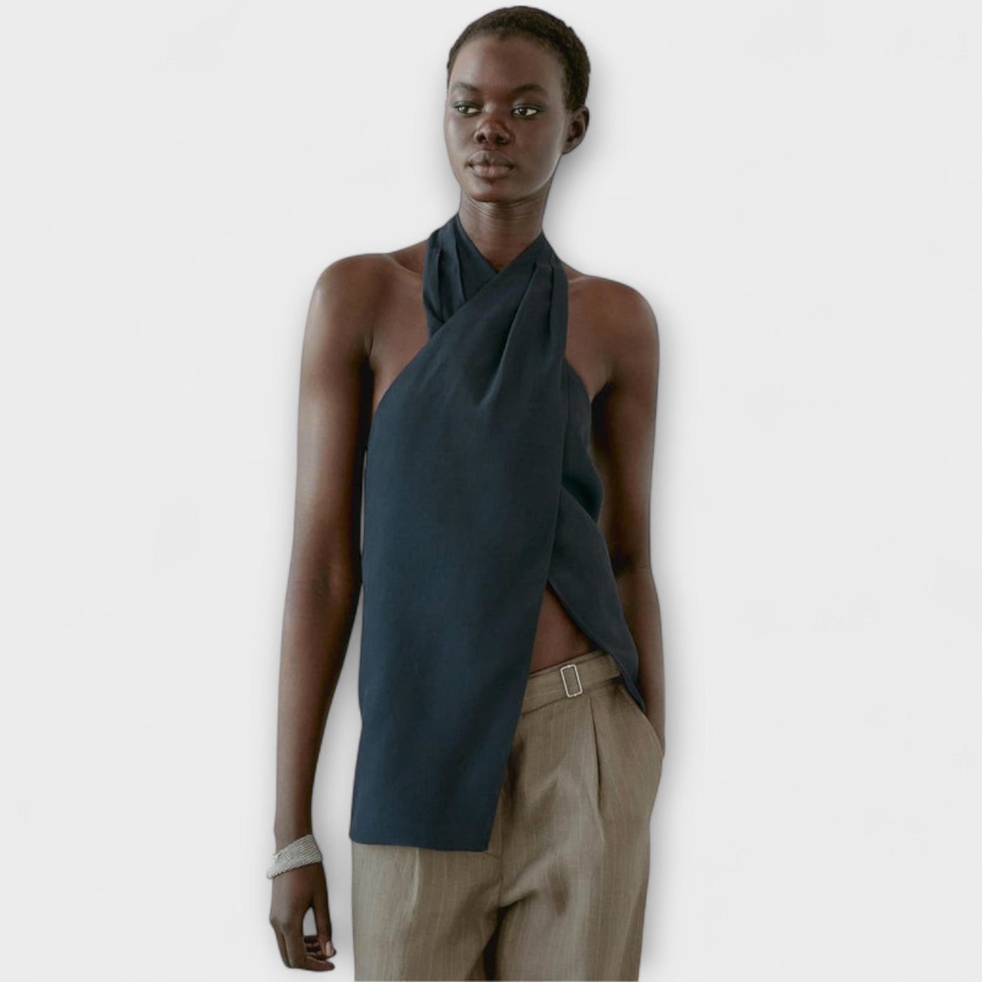 Hannah - Haut à col halter bleu avec découpe au dos