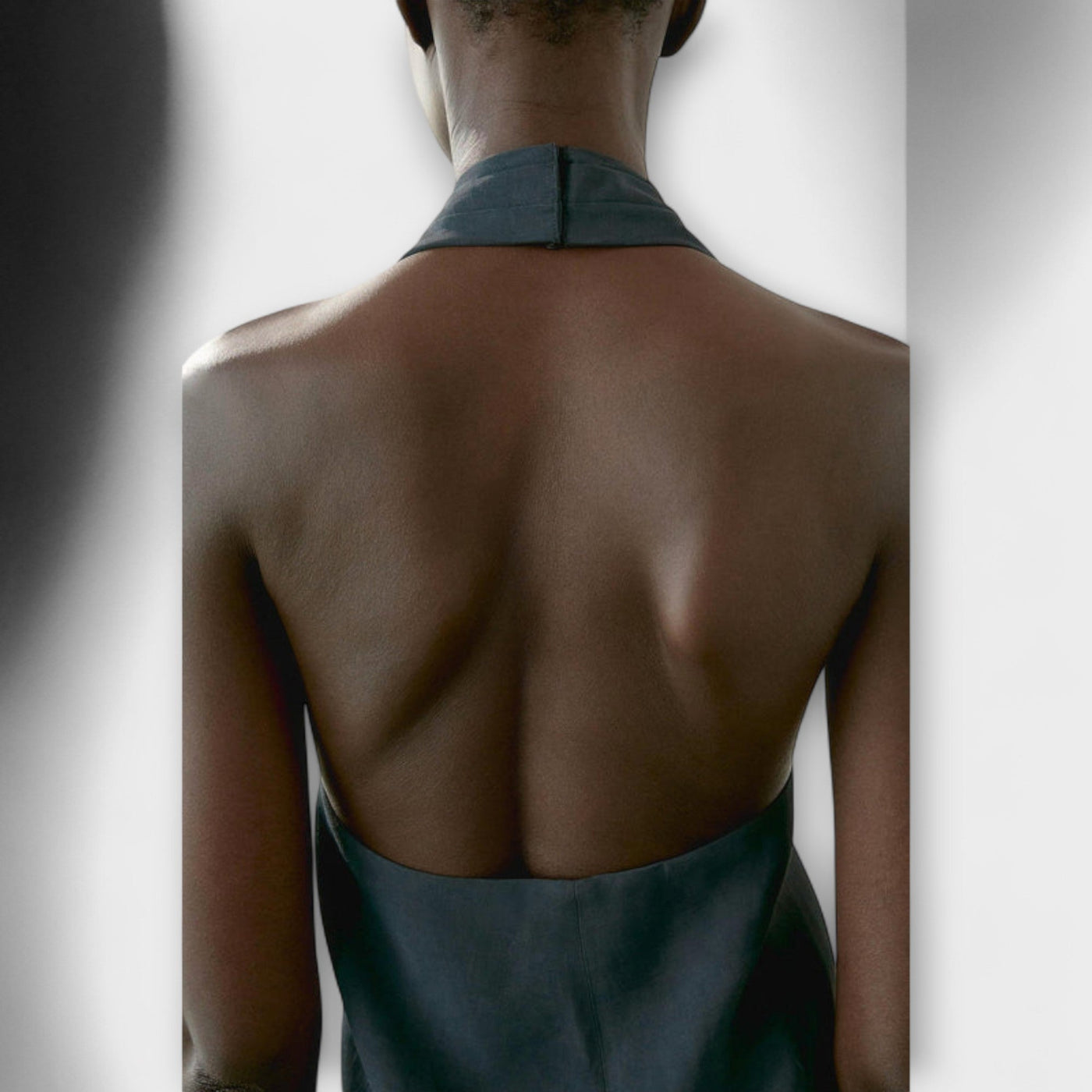 Hannah - Haut à col halter bleu avec découpe au dos